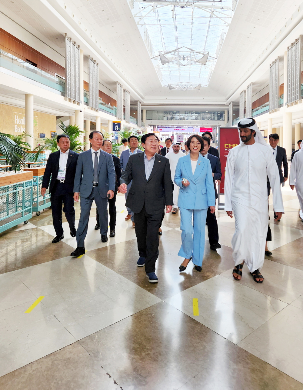 ‘K-Business Day in Middle East 2023’ 개막식에 김기문 중기중앙회장(앞줄 왼쪽부터), 이영 중기부 장관, 압둘라 빈 투크 알마리 UAE 경제부 장관 등 참석자들이 입장하고 있다.