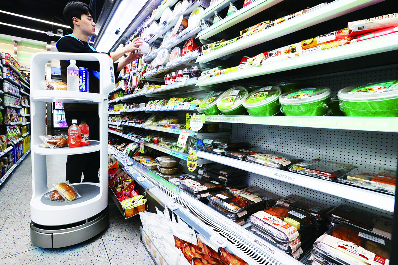 서울 강남구 GS25 DX LAB점에서 시범 운행 중인 이리온. GS25는 로봇 전문 스타트업 폴라리스 쓰리디와 손잡고 수도권 9000여개 매장에서 AI 자율주행 서빙로봇 이리온을 판매한다고 밝혔다.