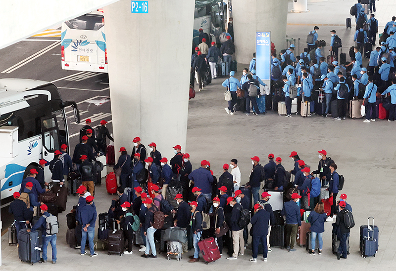 지난해 7월 인천공항을 통해 입국한 외국인 근로자들이 버스를 기다리고 있다.