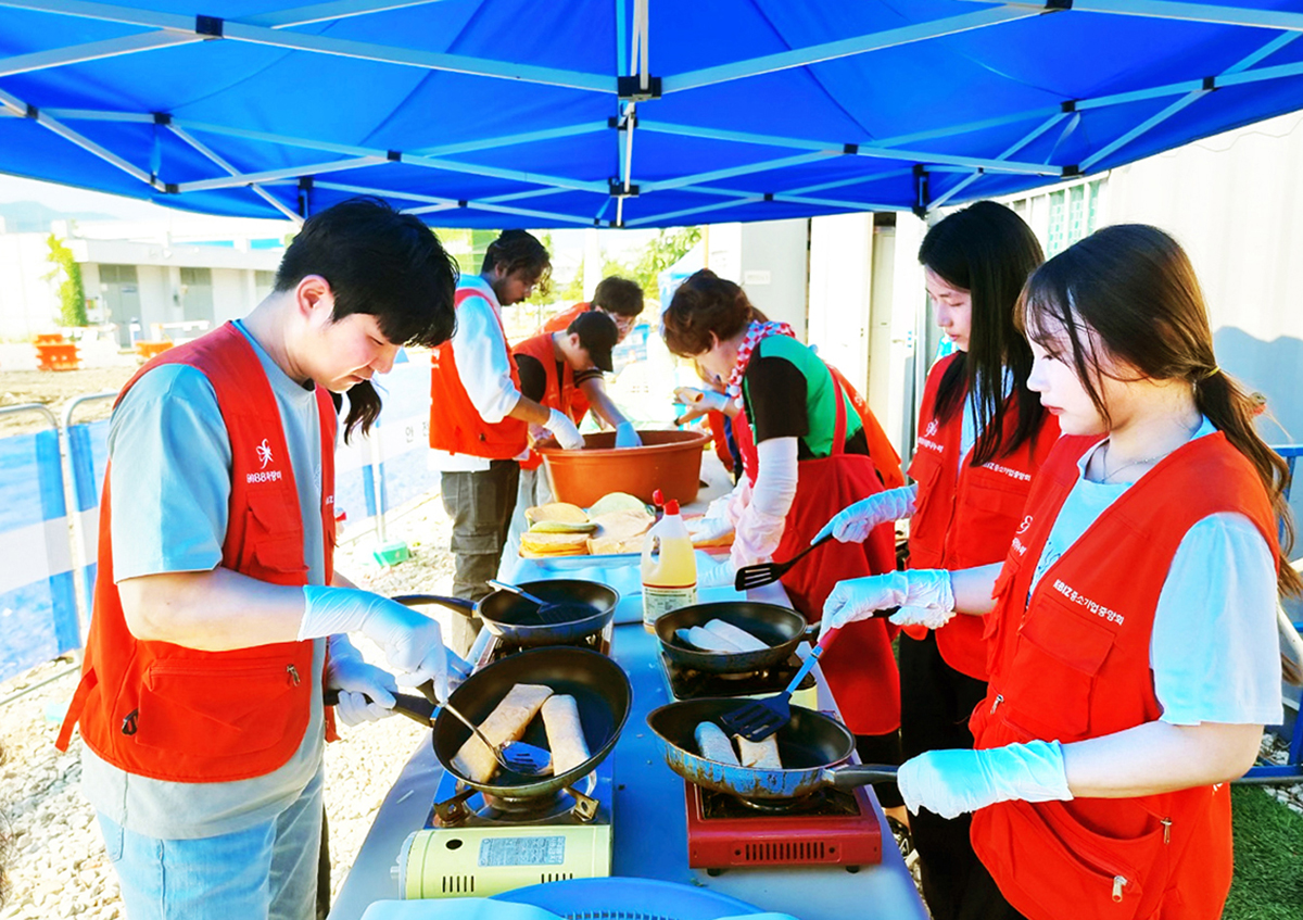 중소기업사랑나눔재단의 중소기업연합봉사단은 지난달 24일 대전역 동광장에서 사랑의 도시락 나누기를 진행했다.