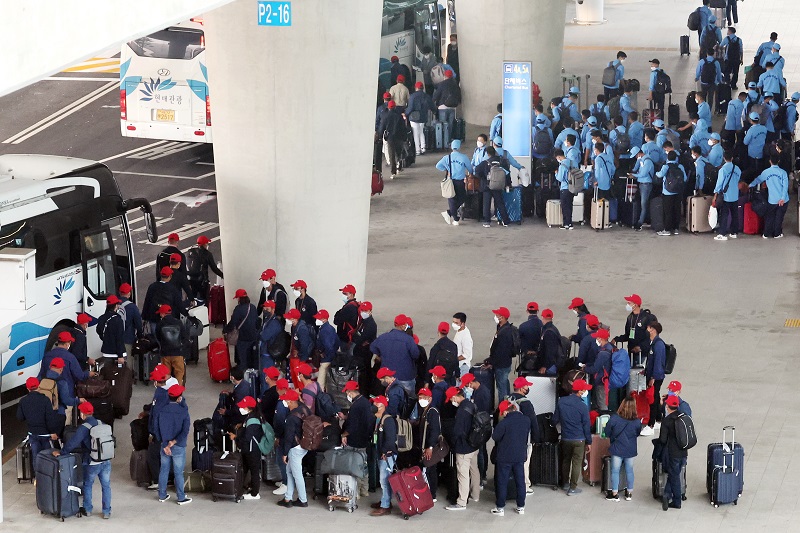 인천공항을 통해 입국한 외국인 근로자들이 버스를 기다리고 있다.