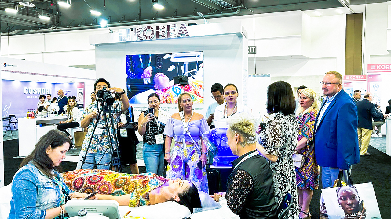2023 미국 라스베이거스 코스모프로프 전시회 한국관 홍보부스에서 스킨케어 기기 제조기업인 코이즈의 직원이 바이어를 대상으로 제품을 시연하고 있다.