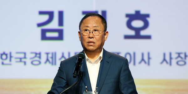 김정호 한국경제신문 사장이 ‘2023 기업승계 희망포럼’에서 축사를 하고 있다.