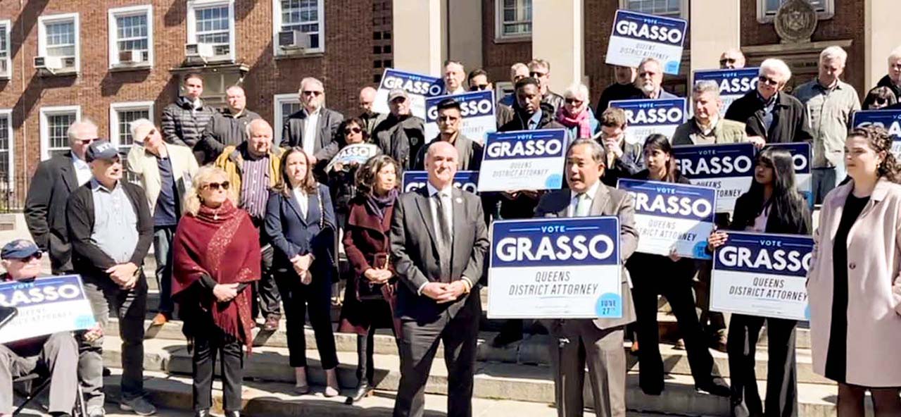정홍균 변호사가 지난 6월 뉴욕시 퀸즈 검사장에 출마한 조지 그라쏘(George Grasso) 후보의 예비 선거 지원 유세를 하고 있다.