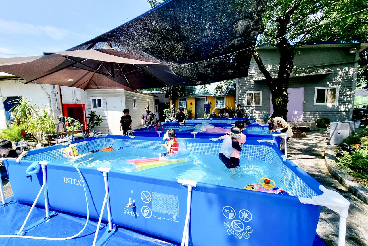 중소기업연합봉사단이 지난달 22일 경기도 안양의 아동양육시설인 안양의집에 설치한 수영장에서 아이들이 즐겁게 물놀이를 하고 있다.