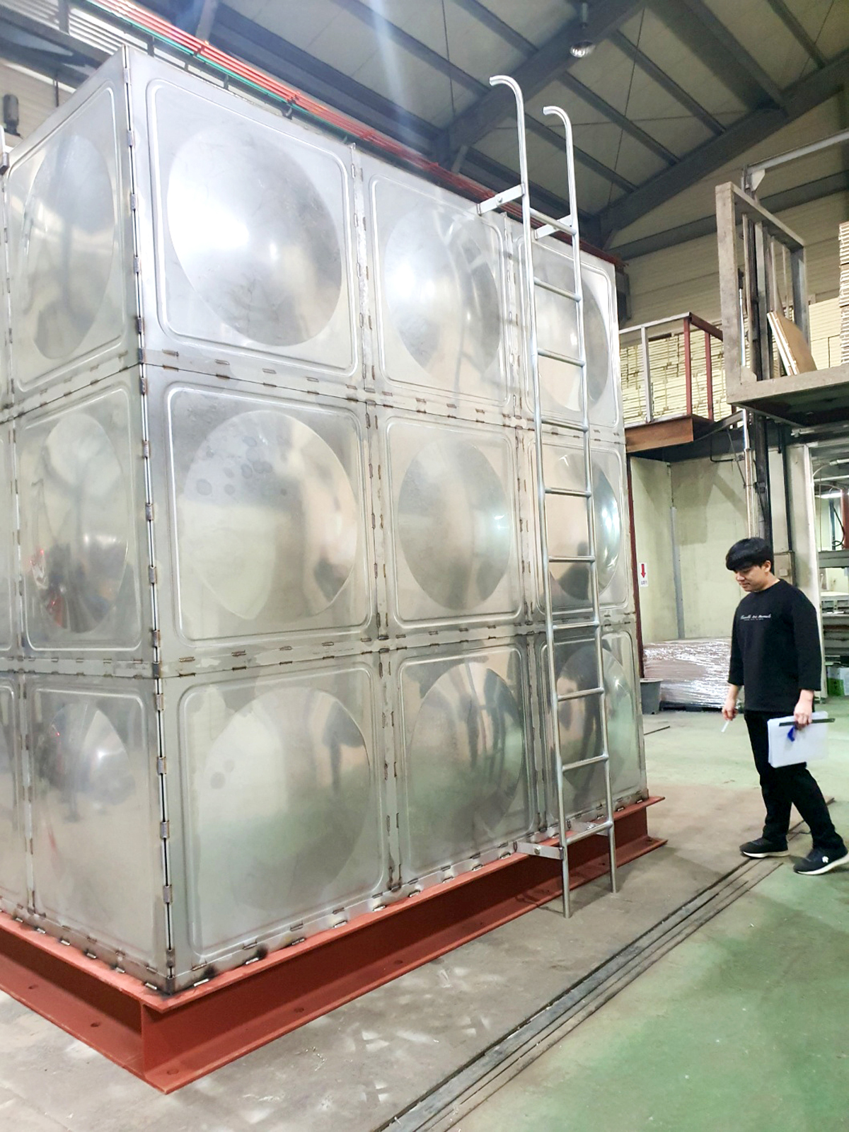 한국탱크공업협동조합이 내진설계 법제화에 맞춰 제작한 스테인리스 패널형 물탱크의 모습.