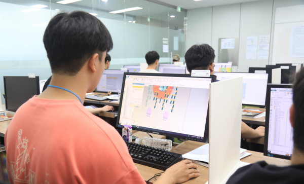 한국금형공업협동조합이 개최한 ‘제20회 전국 학생 금형 3차원 CAD기술경진대회’ 본선 참가자들이 CAD 작업을 하고 있다.