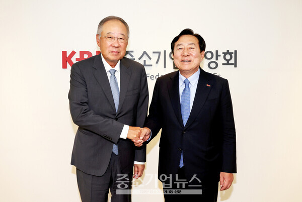 류진 전국경제인연합회 신임 회장(왼쪽)과 김