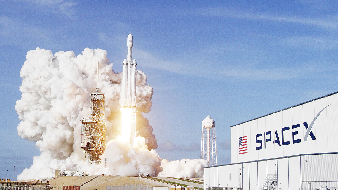 일론 머스크 테슬라 최고경영자(CEO)가 설립한 우주개발 기업 ‘스페이스X’가 설립 21년 만에 흑자를 냈다. 스페이스X가 분기 기준 흑자를 기록한 것은 이번이 처음이다.