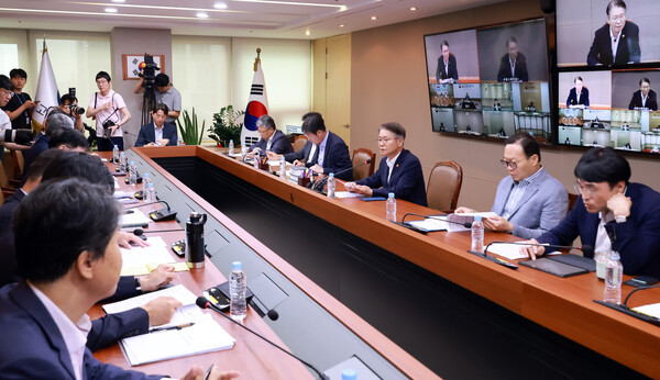 이정식 고용노동부 장관이 28일 서울고용노동청에서 열린 '노동개혁 추진 점검회의'를 주재하고 있다.