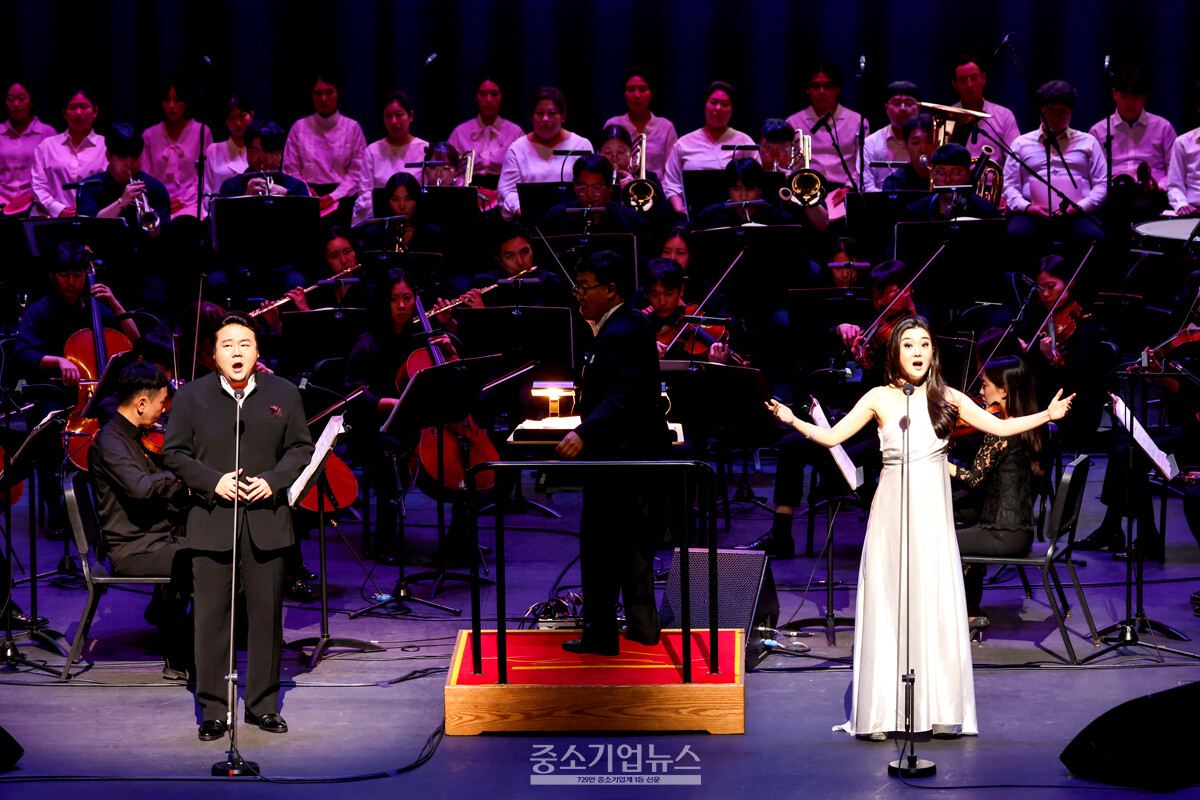 진성원 테너(왼쪽)와 조성주 크로스오버 소프라노(오른쪽)이 노래를 부르고 있다.