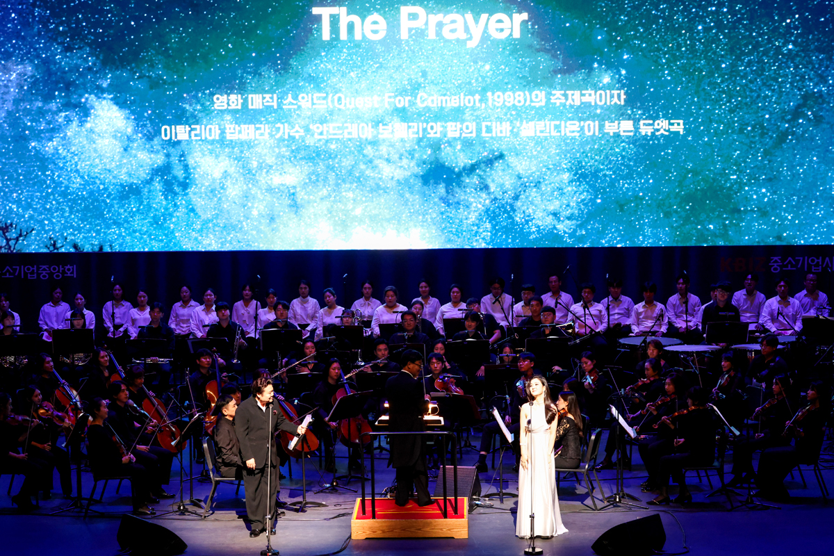 중소기업중앙회와 중소기업사랑나눔재단은 지난달 31일 대전 예술의전당에서 ‘아름다운 중소기업 나눔콘서트’를 개최했다. 진성원 테너(왼쪽)와 조성주 크로스오버 소프라노(오른쪽)가 듀엣 명곡 ‘The Prayer’를 열창하고 있다.