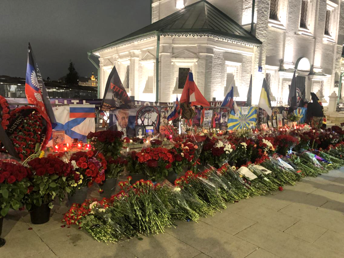 지난달 29일 러시아 모스크바 성바실리성당 인근 한 교회 앞에 마련된 용병기업 바그너그룹 수장 예브게니 프리고진의 추모 장소.