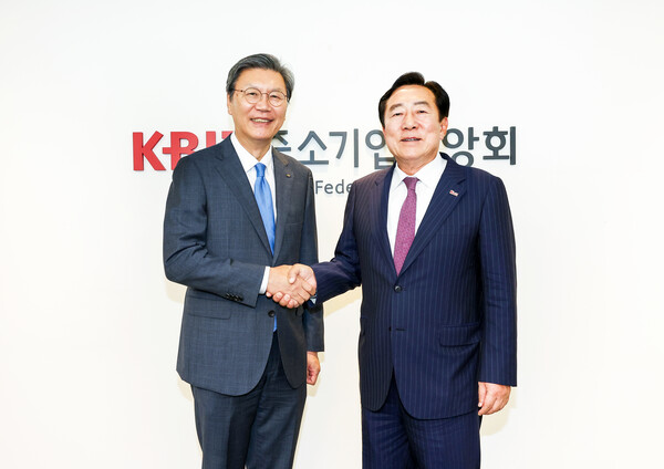 왼쪽부터 한국경제인협회 김창범 상근부회장, 김기문 중소기업중앙회장.