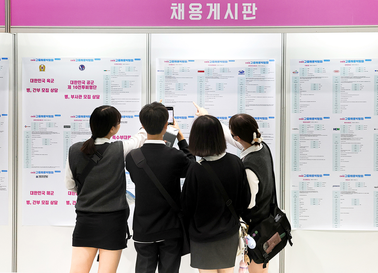 지난 21일 경기도 수원 메쎄에서 열린 ‘2023 달고나 고졸 채용박람회’에서 학생들이 채용 게시판을 살펴보고 있다.  김동우 기자