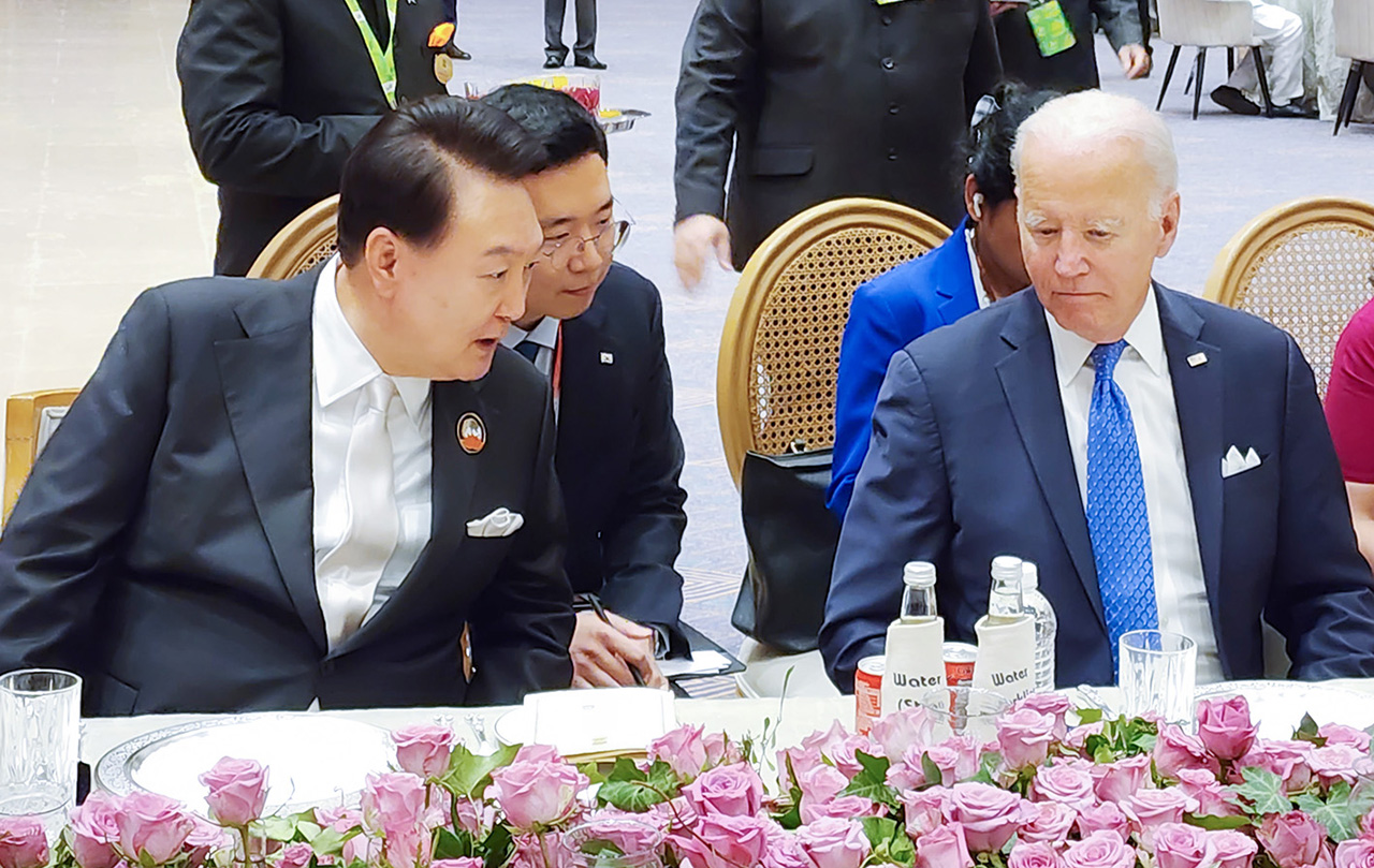 지난 20일 인도 뉴델리에서 열린 G20 정상회의 갈라 만찬에서 바이든 대통령이 윤석열 대통령에게 베트남 순방 성과에 대해 대화를 나누고 있다.