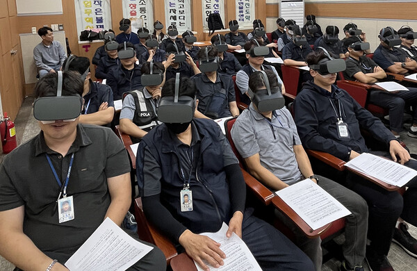 우체국물류지원단 서울지사 현장 근로자들이 VR장비를 활용한 안전사고 예방 교육에 참여하고 있다.