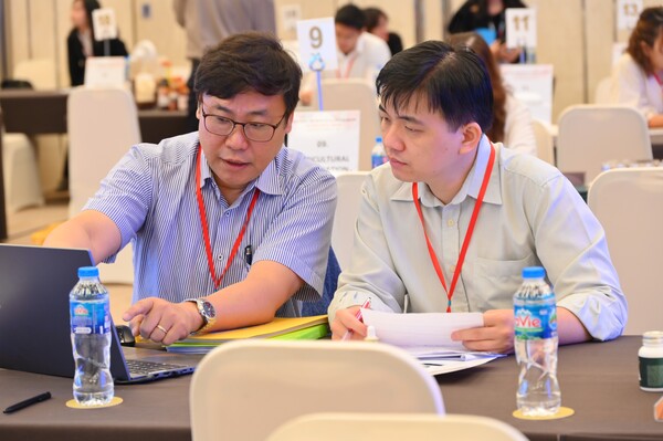 '2023 충청권 베트남 비즈니스 파트너십 매칭데이'에서 충청권 중소기업과 현지바이어가 상담을 진행하고 있다.