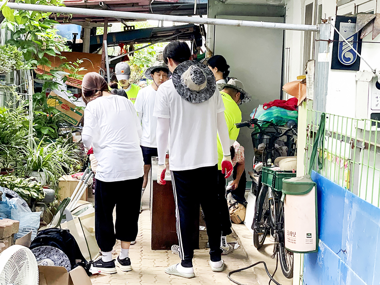 중소기업사랑나눔재단의 중소기업연합봉사단은 지난 7월 집중호우로 피해를 입은 6.25 참전용사 가정을 방문해 피해 복구를 위한 봉사활동을 진행했다.
