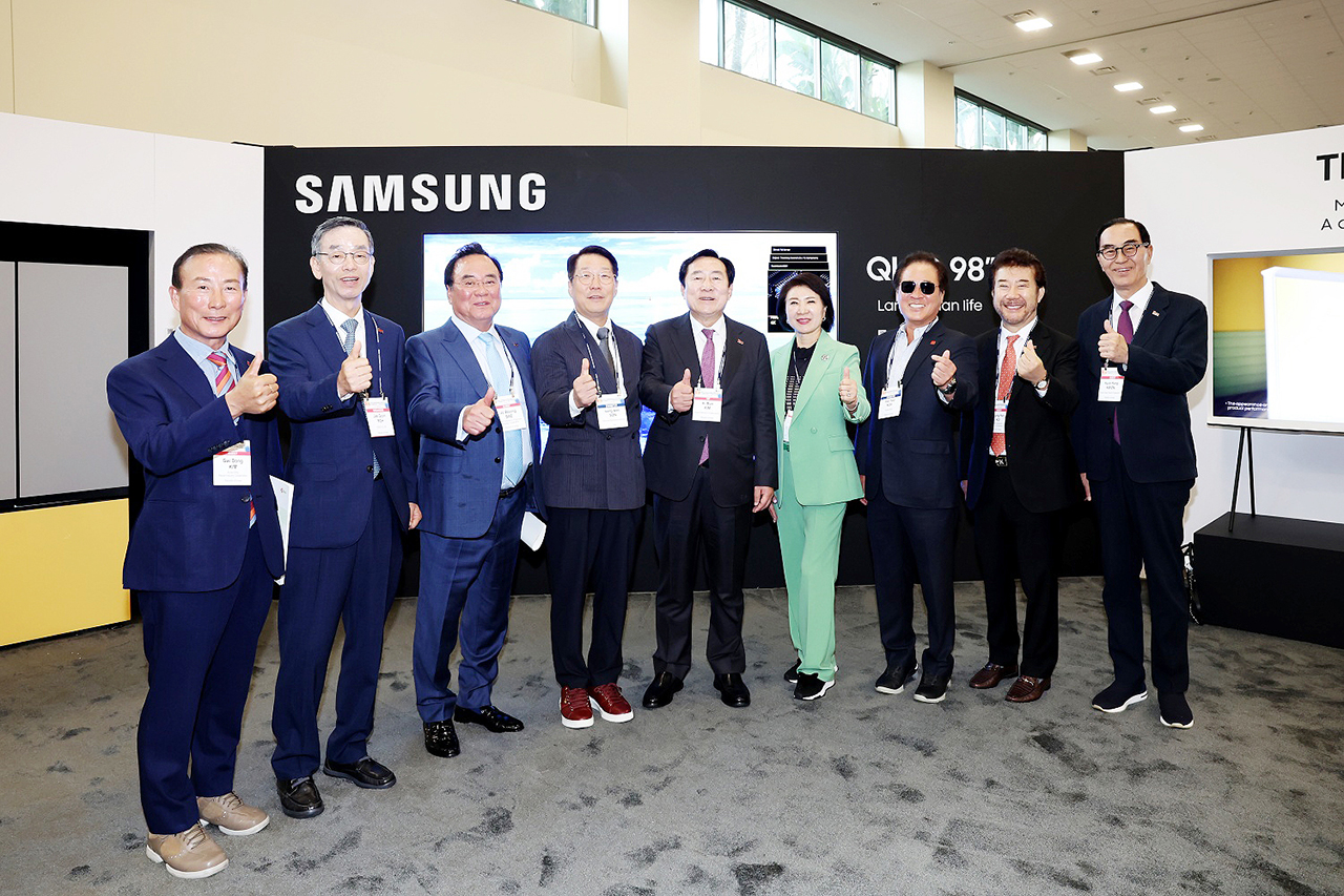 삼성전자는 김기문 회장의 요청에 이번 세계한상대회에 참여했다. KBIZ대표단이 삼성전자 부스에서 화이팅을 외치고 있다.