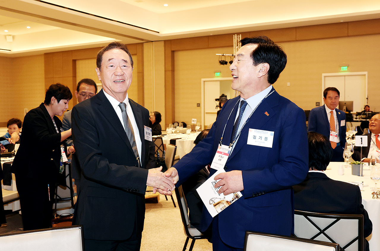 지난 12일 장대환(왼쪽) 매경미디어그룹 회장이 주최한 오찬에서 김기문 명예대회장과 악수를 하고 있다.