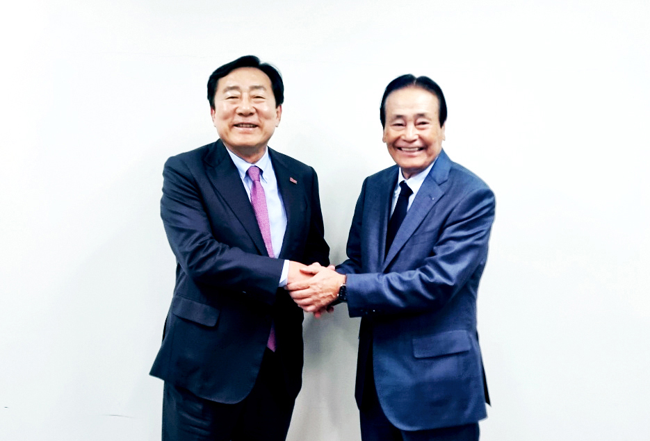김기문 중기중앙회장(왼쪽)은 일본 전국중소기업단체중앙회를 방문해 모리 히로시 회장과 간담을 가졌다.