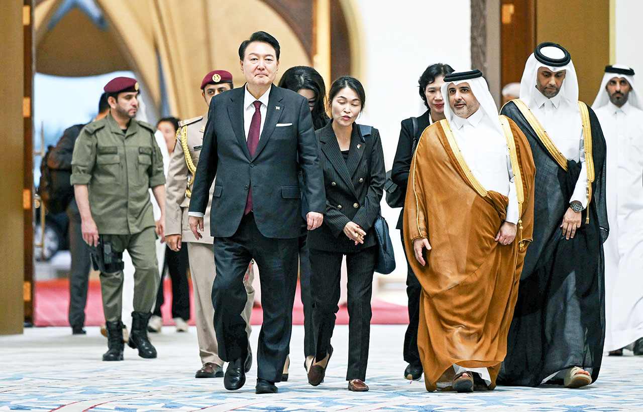 사우디·카타르 순방을 마친 윤석열 대통령이 25일(현지시간) 카타르 도하 하마드 국제공항 왕실터미널에서 귀국길에 오르고 있다.