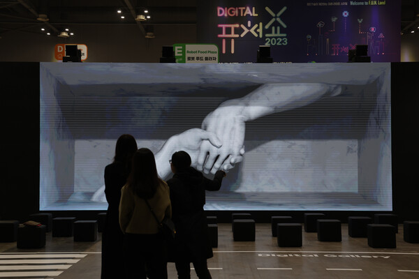 지난 2일 경기도 고양시 킨텍스에서 열린 디지털미디어테크쇼·디지털퓨처쇼 2023에서 참관객들이 디지털 갤러리를 감상하고 있다.