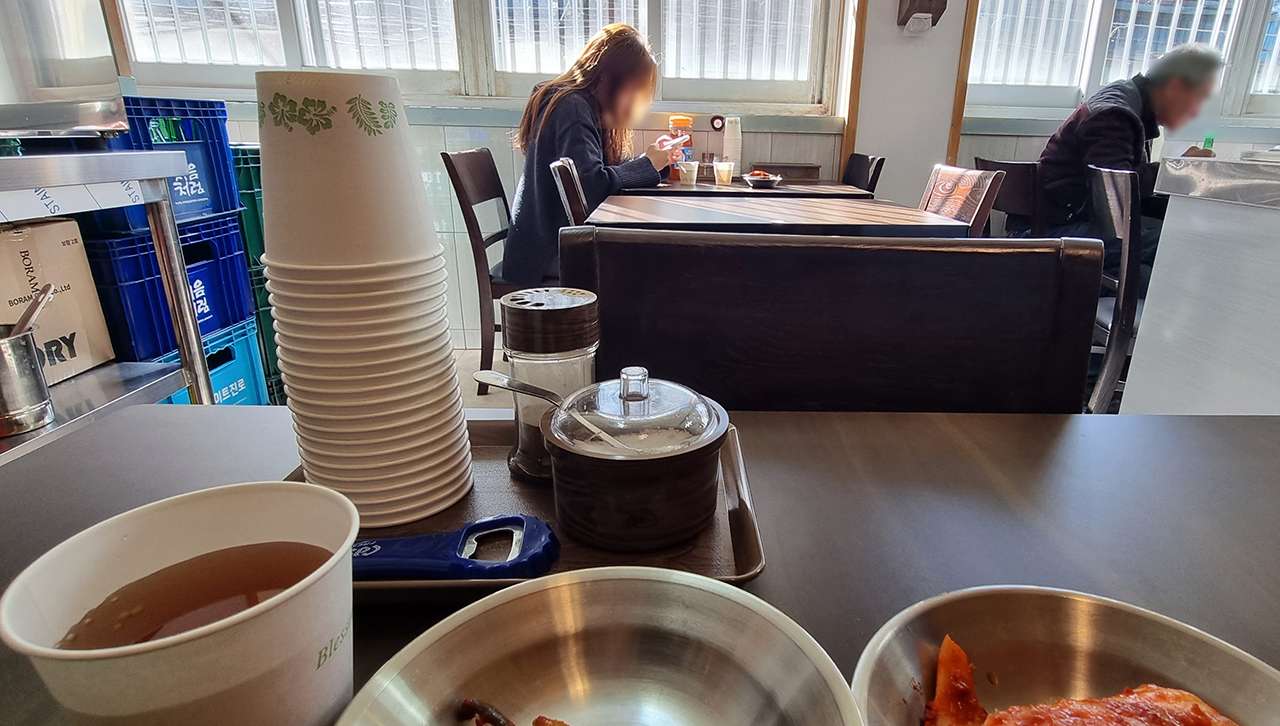 정부는 식당에서 일회용 종이컵 사용을 금지하지 않기로 하고, 카페의 플라스틱 빨대와 편의점의 비닐봉지 사용도 한동안 단속하지 않는다. 사진은 지난 7일 서울 을지로 한 식당에 놓여 있는 종이컵.