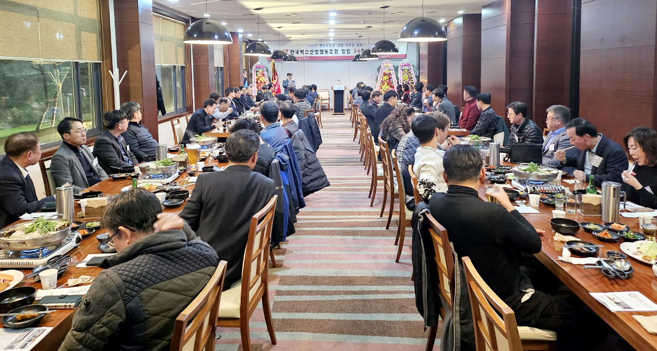 한국박스산업협동조합은 지난 15일 조합원 및 관련업계 관계자 100여명이 참석한 가운데 창립 34주년 기념행사를 개최했다.