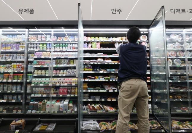 ‘식품매장 냉장고 문달기 사업’은 식품매장 내 개방형 냉장고에 문을 달아 냉기 유실을 최소화하는 에너지 효율개선 사업이다.
