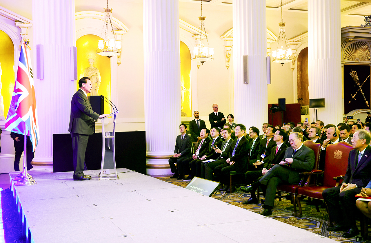 영국을 국빈 방문한 윤석열 대통령이 지난 22일(현지시간) 런던 맨션하우스에서 열린 한·영 비즈니스 포럼에서 축사를 하고 있다. 김기문 중기중앙회장(앞줄 왼쪽 두번째)은 중소기업계 대표로 포럼에 참석했다.