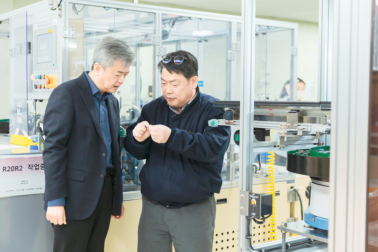 이인호 한국무역보험공사 사장(왼쪽)이 지난 2월에 2차전지 부품 수출기업 신흥에스이씨를 방문해 애로사항을 청취하고 수출 지원방안에 대해 의견을 나누고 있다.
