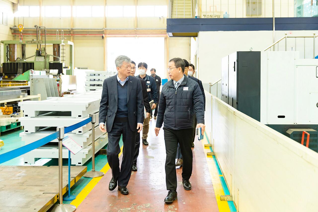 지난 3월에는 삼미정공을 방문, 자동화 기계 및 원전 설비 수출 지원방안을 논의했다.