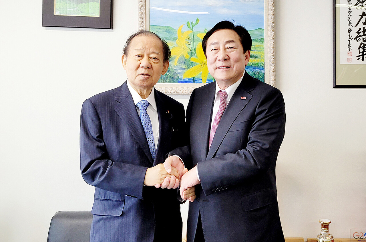 김기문 중기중앙회장(오른쪽)은 지난 3월 일본 방문 당시 니카이 도시히로 중의원과 한일 교류 활성화에 대해 의견을 나눴다.