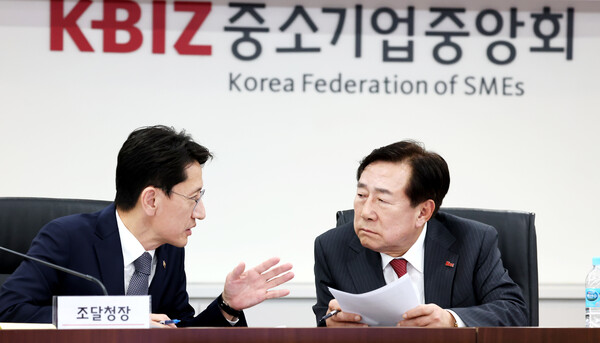 김윤상 조달청장(왼쪽)과 김기문 중소기업중앙회장이 공공조달 제도 개선 관련 긴밀한 소통을 나누고 있다.