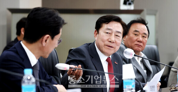 김기문 회장이 회의를 주재하고 있다.