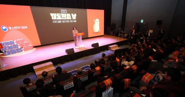 이영 중소벤처기업부 장관이 19일 오후 서울 마포구 에스플렉스 센터에서 열린 '2023 재도전의 날' 행사에서 인사말을 하고 있다.