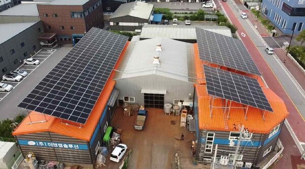 이앤켐솔루션 포천 본사 지붕 태양광 발전시설을 설치해 기후변화와 ESG 경영 구현을 하고 있는 모습
