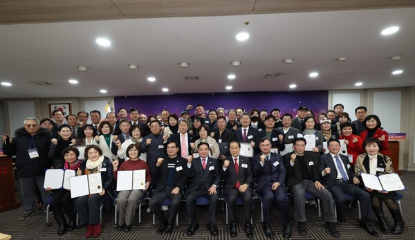 지난 20일 여의도 중소기업중앙회에서 열린 ‘2023 서울시 소기업소상공인 시상식’에서 수상자들과 참석자들이 기념촬영을 하고 있다.