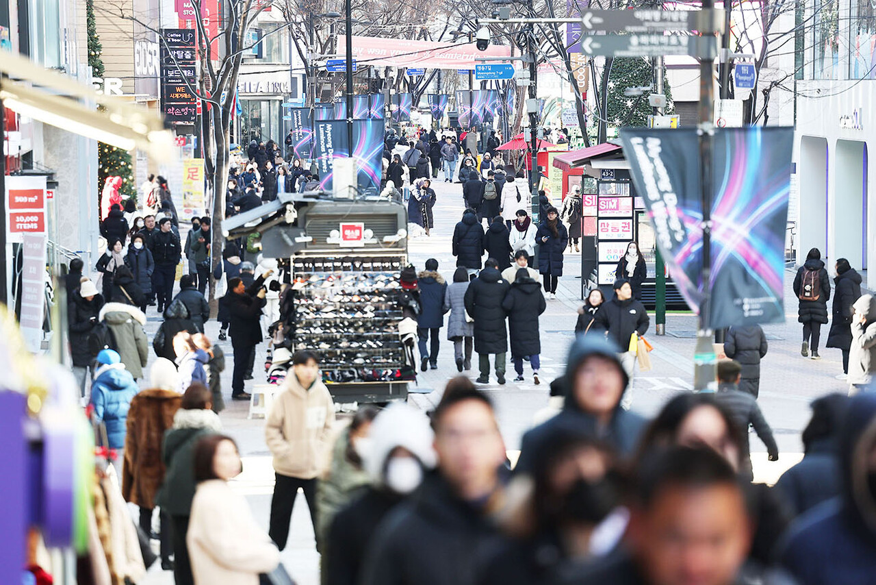 소상공인의 92.5%는 내년 경영환경이 올해와 비슷(42.4%)하거나 악화(50.1%)될 것으로 전망했다. 지난 17일 서울 명동거리에서 시민들이 한파에 두꺼운 옷차림을 한 채 걸어가고 있다.