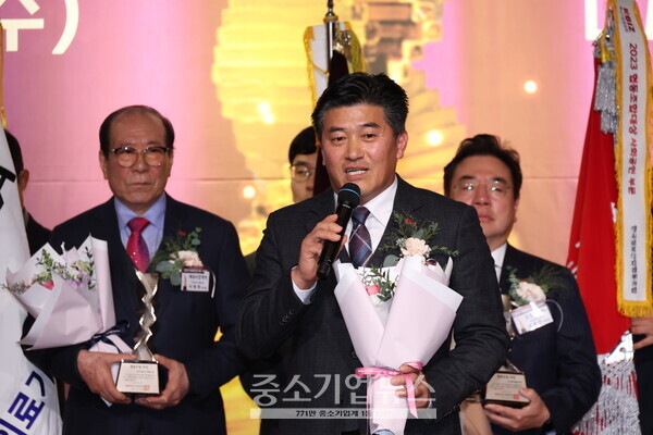 종합대상을 수상한 송유경 한국수퍼마켓협동조합연합회장이 수상소감을 말하고 있다.