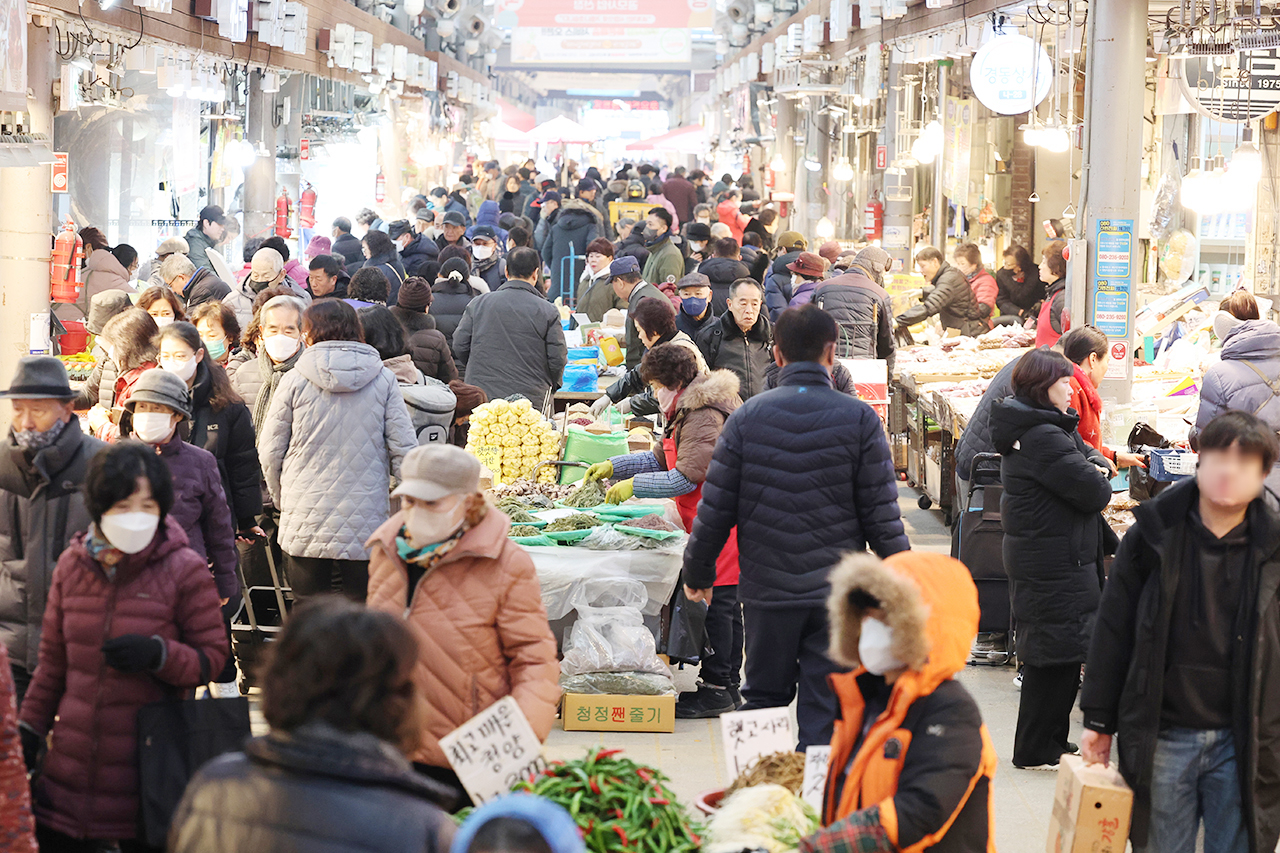 중기부는 지난 3일 7602억원 규모의 소상공인 지원사업 통합공고를 실시한다고 밝혔다. 지난 4일 서울 청량리 청과물 도매시장에서 시민들이 장을 보고 있다.