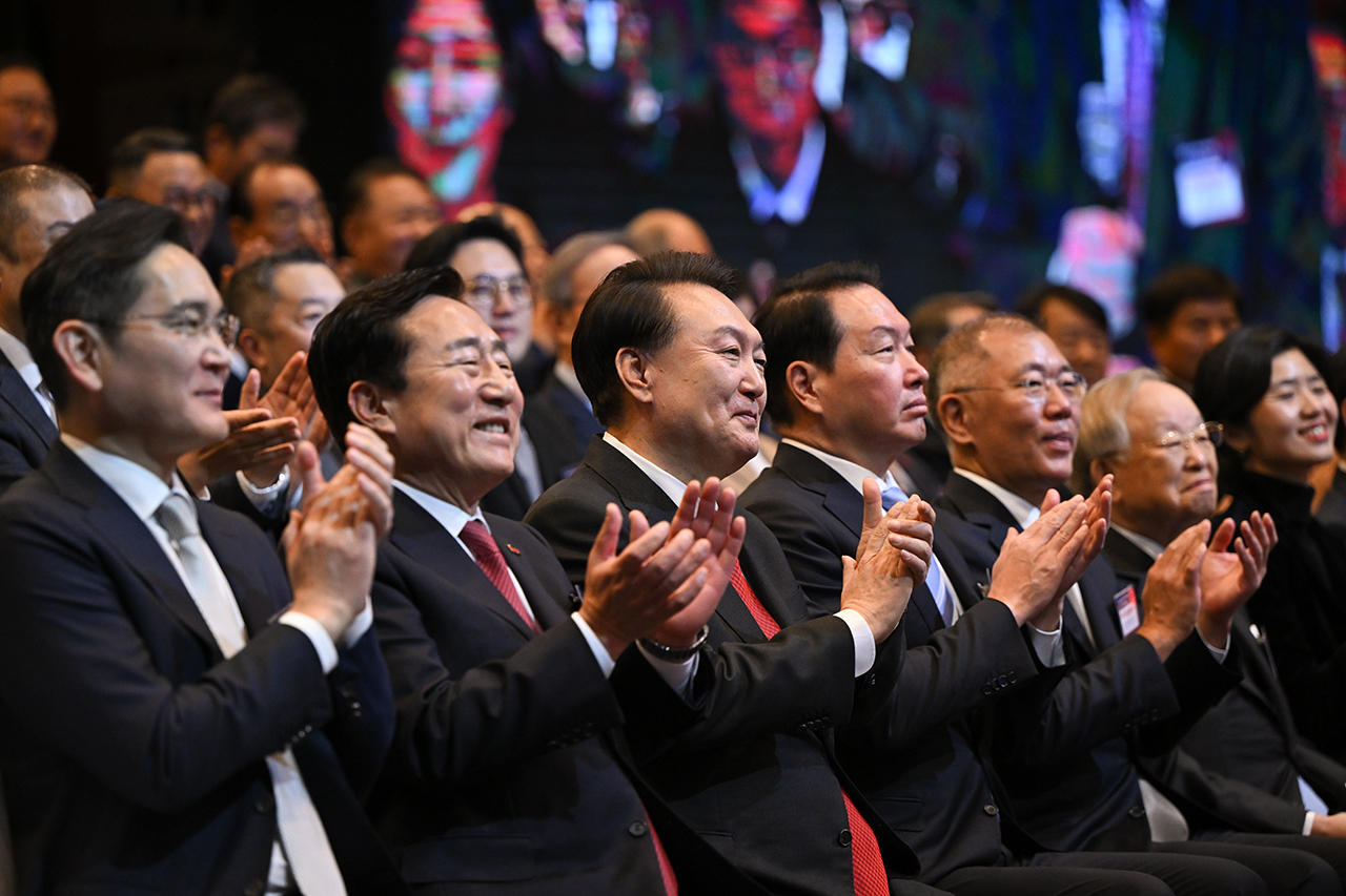 경제계 신년인사회에 참석한 주요인사들이 박수를 치고 있다.