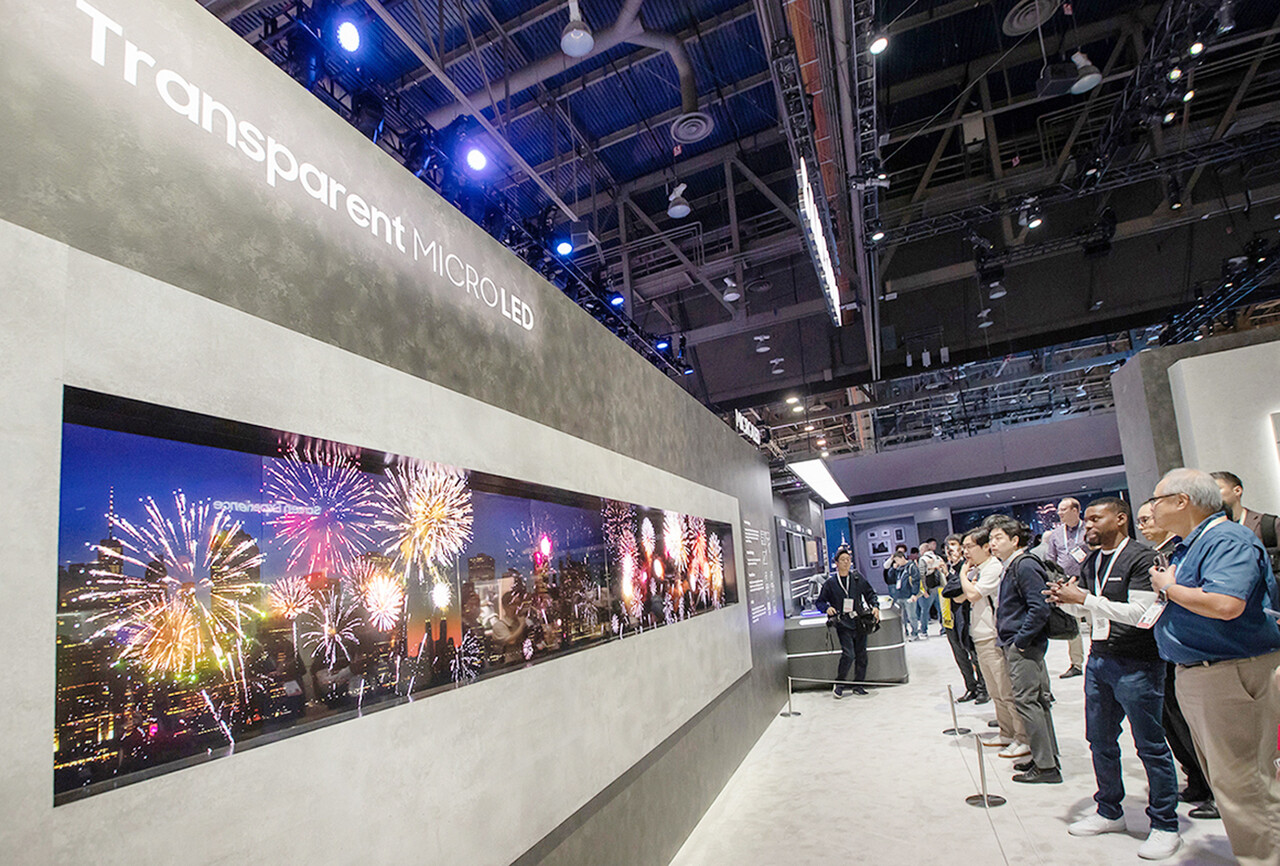 CES 2024 개막 첫날인 9일(현지시간) 미국 라스베이거스 컨벤션센터 삼성전자 전시관에서 관람객들이 다양한 제품과 솔루션들을 체험하고 있다. 사진은 삼성전자 투명 마이크로 LED.
