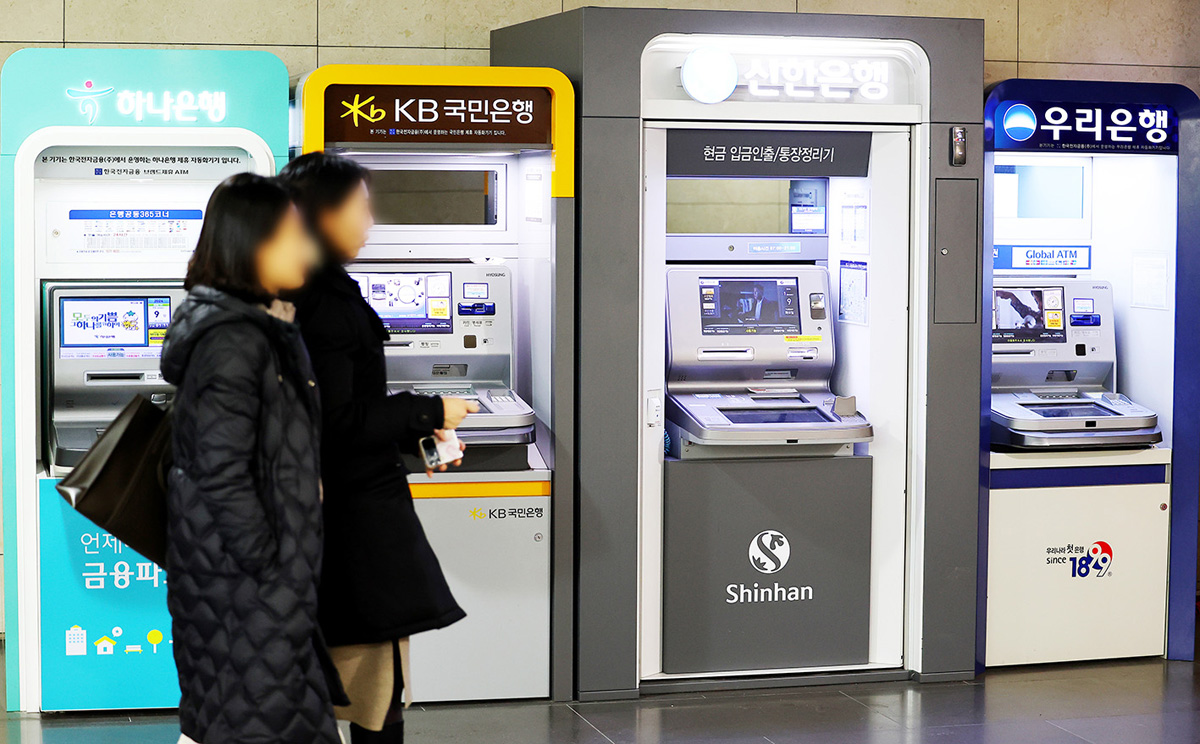 은행권은 소상공인 이자 환급을 시작으로 ‘2.1조원+α’ 규모의 민생금융 지원방안을 본격 시행한다. 사진은 지난달 서울의 한 건물에 설치된 은행 ATM 기기들.