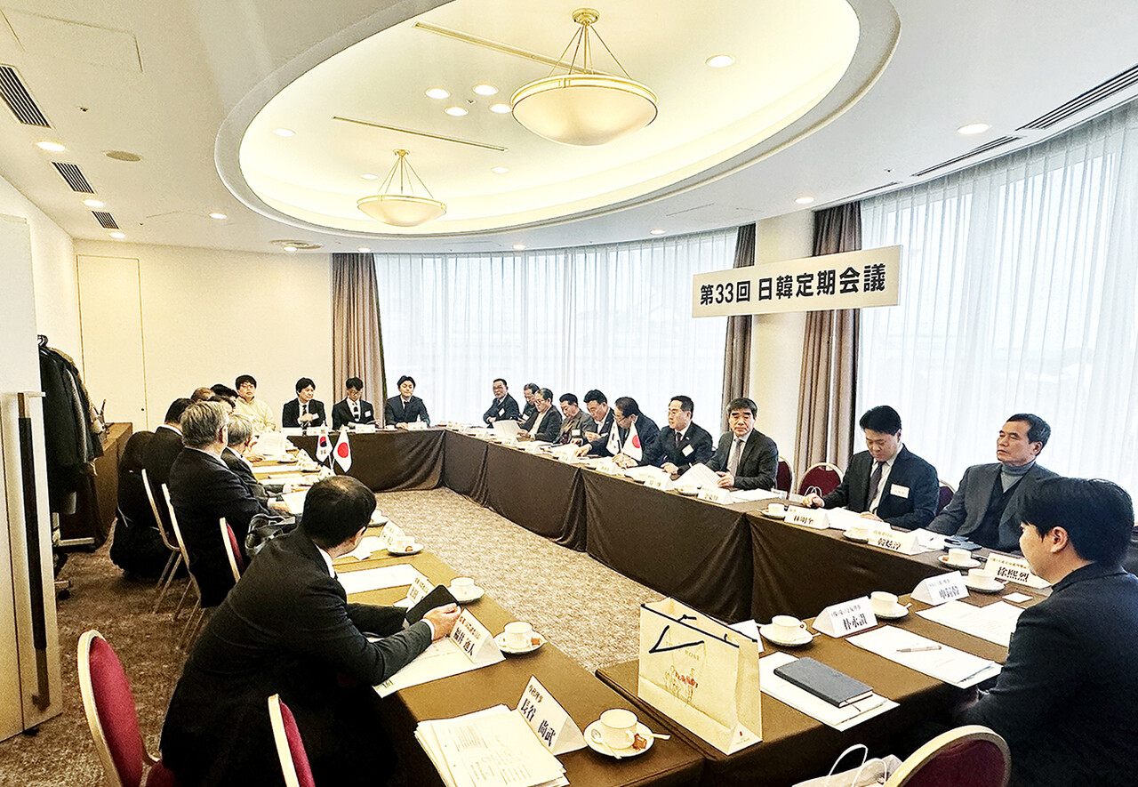 지난 2일 일본 도쿄 워싱턴 호텔에서 일본전국도금조합연합회가 개최한 제33차 한일정기회의에서 박평재 한국표면처리공업협동조합 이사장 등 참석자들이 일본 측 관계자들과 회의를 하고 있다.