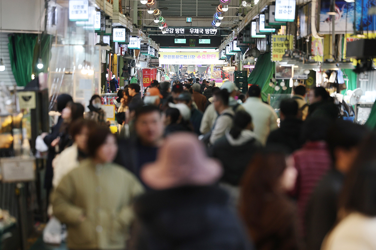 지난달 14일 서울의 한 전통시장이 사람들로 붐비고 있다.