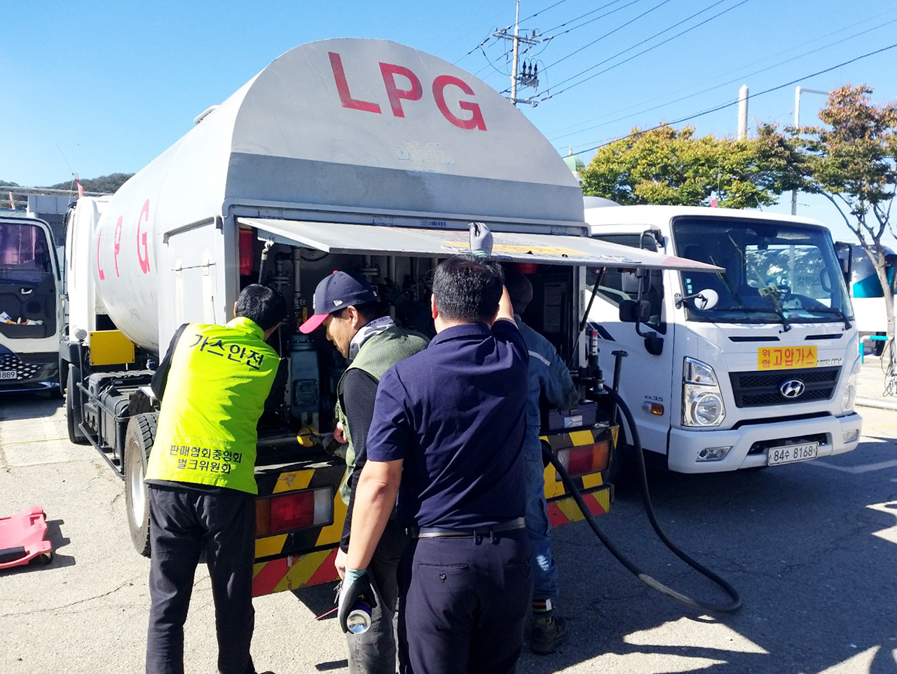 LPG 안전점검자가 대전 지역에서 벌크로리를 점검하고 있다.	한국가스판매업협동조합연합회 제공