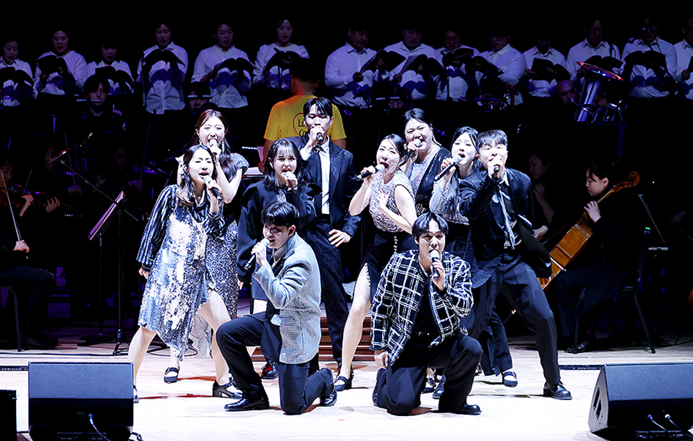 서울내셔널심포니오케스트라와 쇼콰이어 그룹 하모나이즈가 관객들을 향해 퍼포먼스를 펼치고 있다. 황정아 기자